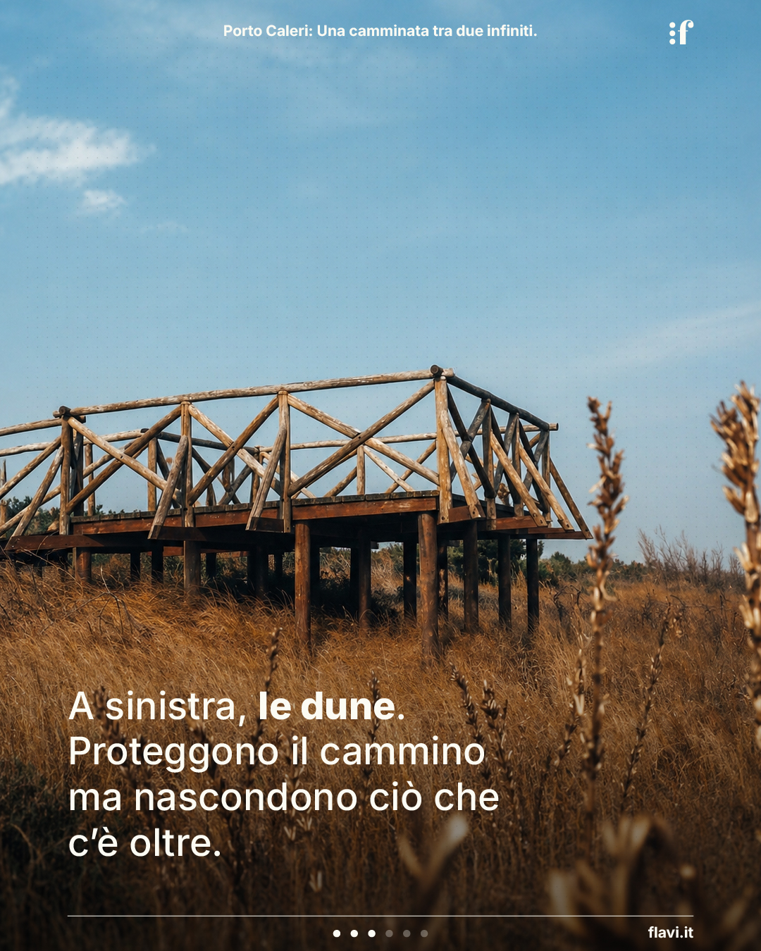 A sinistra, le dune. Proteggono il cammino ma nascondono ciò che c'è oltre.