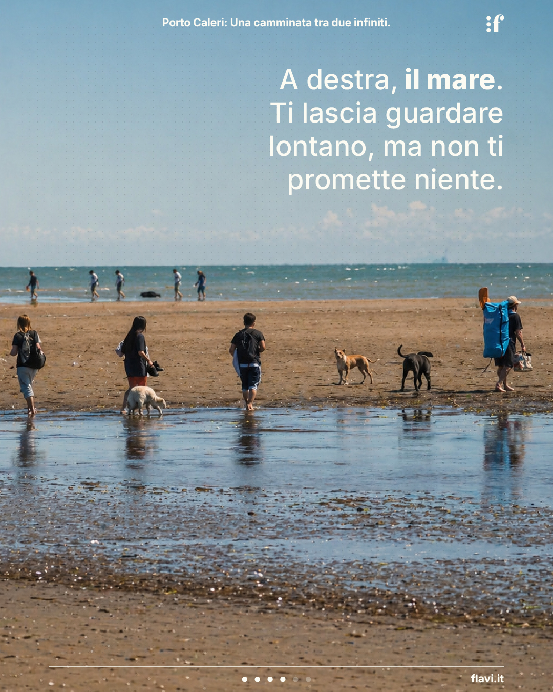 A destra, il mare. Ti lascia guardare lontano, ma non ti promette niente.