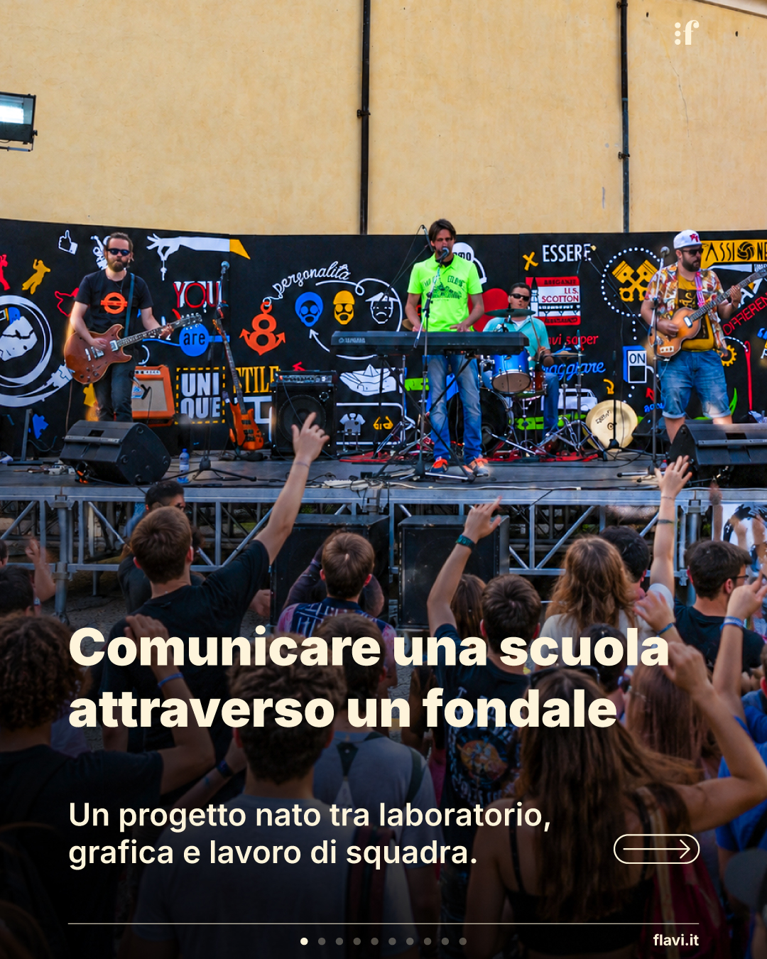 Comunicare una scuola attraverso un fondale. Un progetto nato tra laboratorio, grafica e lavoro di squadra.