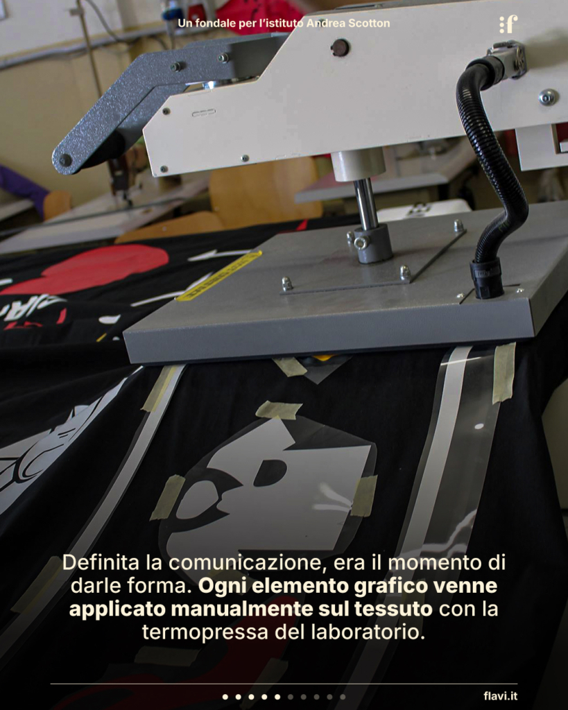 Definita la comunicazione, era il momento di darle forma. Ogni elemento grafico venne applicato manualmente sul tessuto con la termopressa del laboratorio.