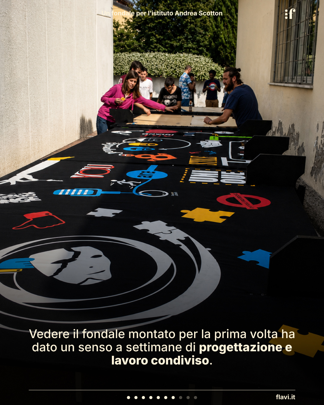 Vedere il fondale montato per la prima volta ha dato un senso a settimane di progettazione e lavoro condiviso.