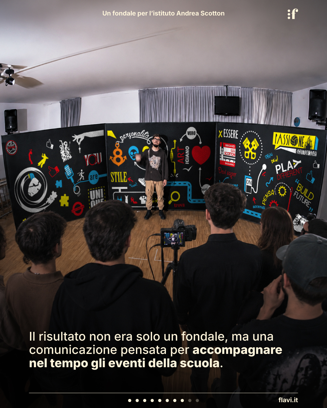 Il risultato non era solo un fondale, ma una comunicazione pensata per accompagnare nel tempo gli eventi della scuola.